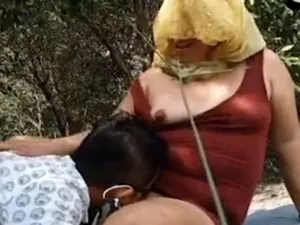 Cặp bà xã ông chồng dâm quay clip sex trong rừng